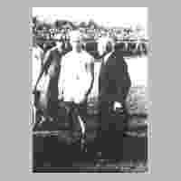 111-0565 Turn- und Sportlehrer Hundertmark mit seinem Sohn Hans.jpg
